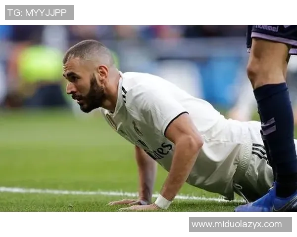 本泽马展现绝佳球技精彩瞬间，足球场上闪耀的锋线之星